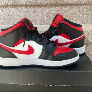 Air Jordan 1s Mid (GS) 5.5Y ‘Black Fire Red’
